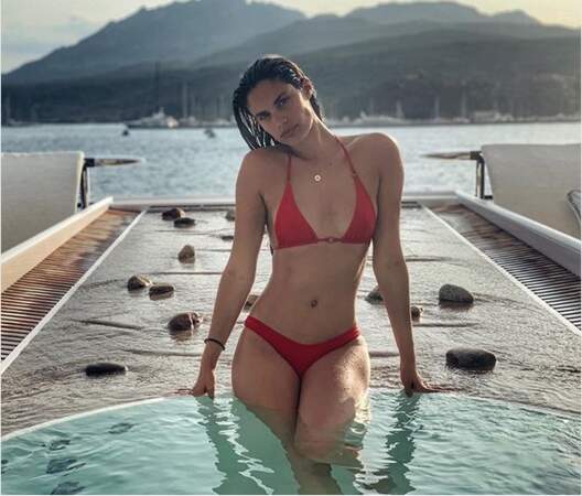 Sara Sampaio, superbe dans la piscine du yacht