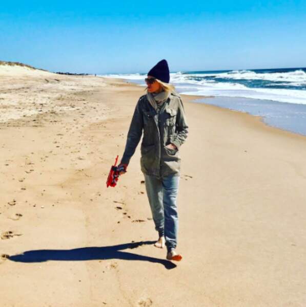Faut pas trop embêter Naomi Watts quand elle se promène sur la plage. 