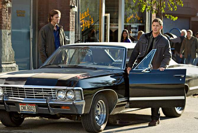 Supernatural. Le créateur de la série a choisi cette Chevrolet Impala car son coffre permet de cacher des cadavres