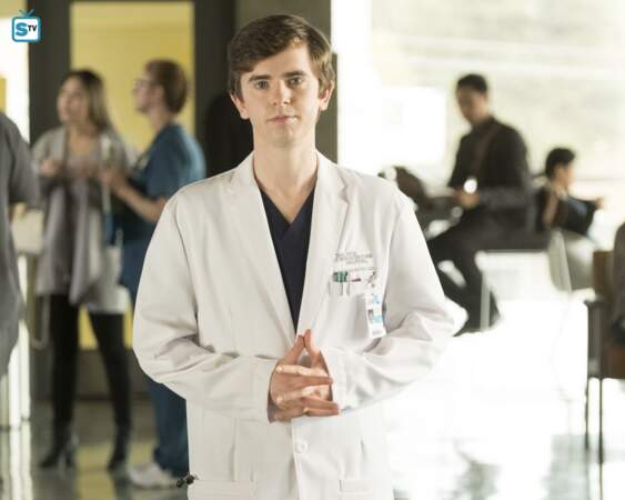 Freddie Highmore interprète un jeune chirurgien, Shaun Murphy, atteint du syndrome d'Asperger, une forme d'autisme