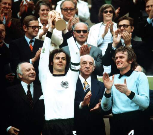 1974 - Franz Beckenbauer capitaine de la RFA qui a battu les Pays-Bas en finale