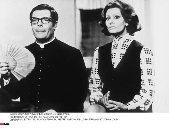 Il a beau faire la grimace, Marcello Mastroianni et sa soutane font succomber Sophia Loren (La femme du prêtre).