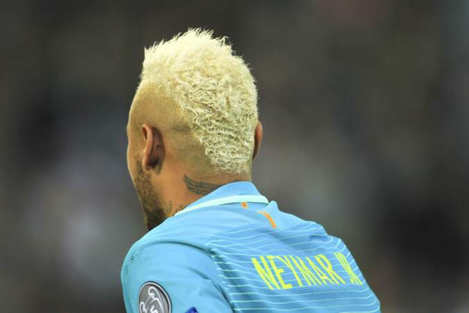 Neymar et sa décoloration frisée en 2016 sous le maillot du Barça !