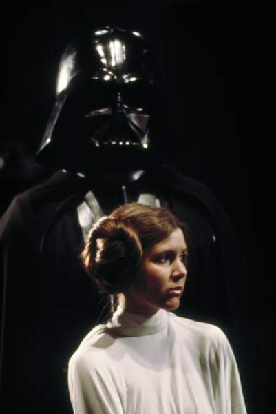 La Princesse Leia Organa (Carrie Fisher), dominée par le terrible Dark Vador dans Un nouvel espoir (1977)