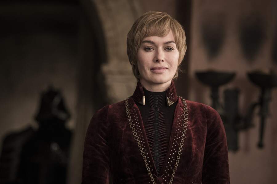 Voici l'image de Cersei pendant presque toute la durée de la saison 8, le regard au loin, à sa fenêtre