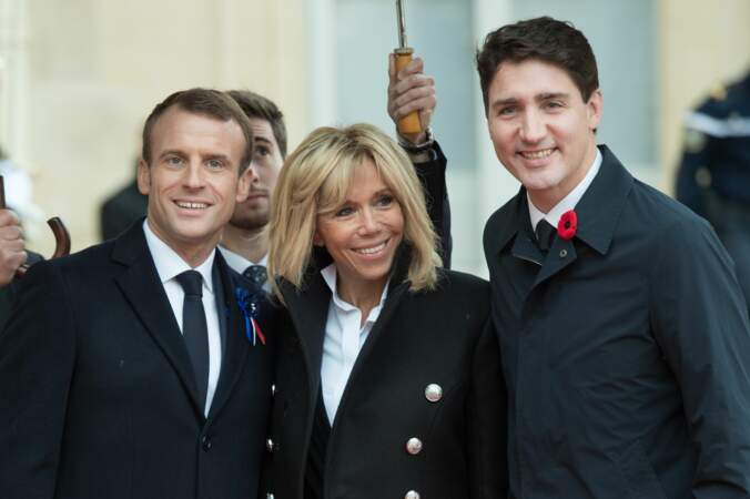 Brigitte Macron bien entourée entre son mari Emmanuel et Justin Trudeau, le premier ministre canadien