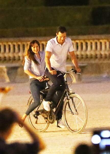 Jamie et Dakota se sont essayés à la bicyclette, symbole de Paris 