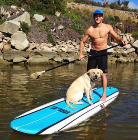 "Coucou, je fais du paddle avec mon chien"