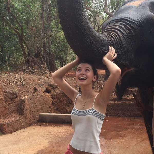 Faire copain-copain avec un éléphant, elle aime bien