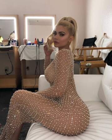 Kylie Jenner était ultra-sexy dans cette robe ultra-moulante. 