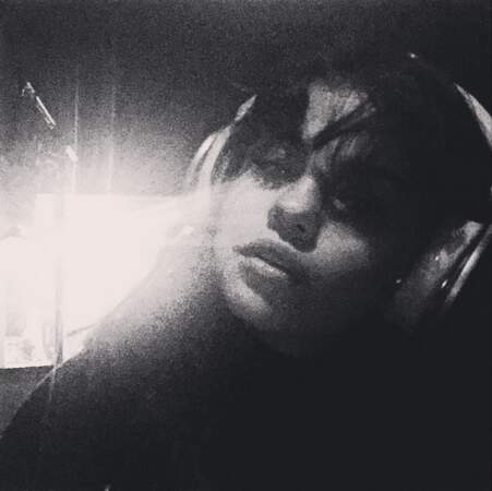On continue avec Selena Gomez, qui écoute de la musique