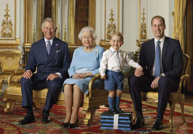 20 avril. Instant solennel : Après papy et papa, Baby George est bien l'héritier en ligne directe de la reine