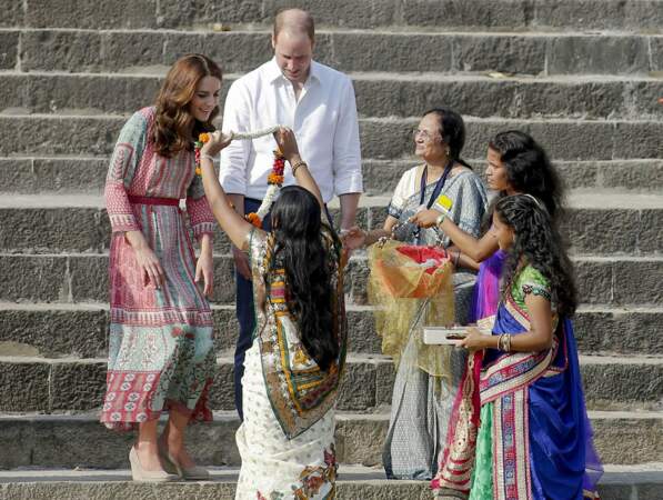 Le couple princier s'est rendu au bord du Gange pour recevoir de traditionnels colliers de fleurs
