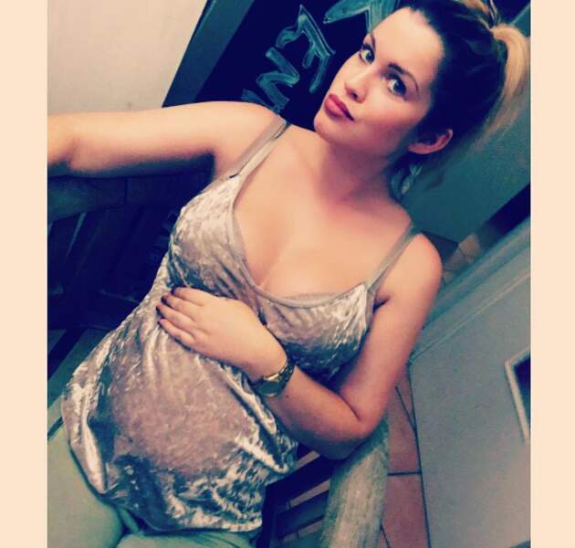 Côté bébé, 6 mois de grossesse pour l'ancienne candidate de Secret Story Coralie Xhaard. 