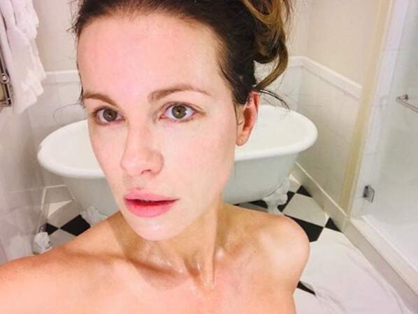 Kate Beckinsale sortait tout juste du bain mais tenait absolument à faire ce selfie. 