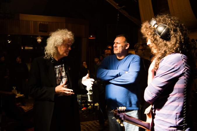 Brian May sur le tournage face à Gwilym Lee qui interprète son personnage à l'écran