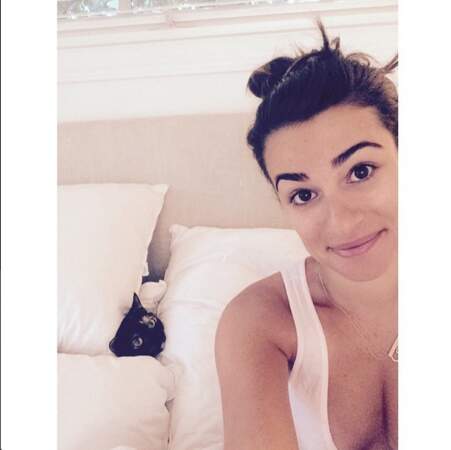 Pendant ce temps, Lea Michele s'amuse avec son chat !