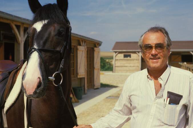 Michel Legrand chez lui en 1990 avec un cheval ; sa fille, Eugénie Angot, est devenue championne d'équitation
