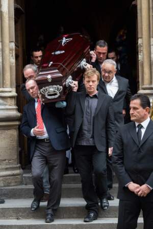 Le cercueil de Florence Arthaud sortant de l'Eglise Saint-Séverin (5ème arrondissement de Paris)