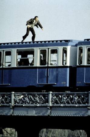 Bien avant Spiderman, Bebel avait lui aussi, une façon originale de prendre le métro (Peur sur la ville)