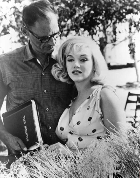 Arthur Miller, lui, écrira le film Les Désaxés pour son épouse Marilyn Monroe. La même année, ils divorcent.