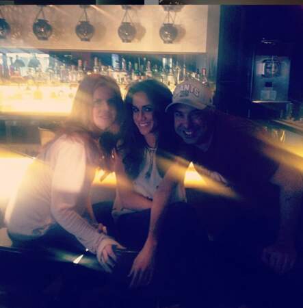 Après le boulot, Sarah (Donna), Megan (Rachel) et Rick (Louis) se retrouvent au pub.