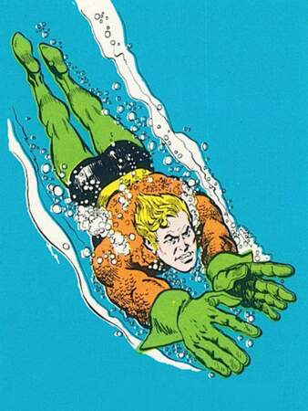 On reconnaît Aquaman à ses collants vers et son torse en écailles orange.