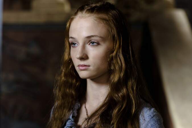 Dans la saison 1, sa soeur Sansa aussi était plus jeune (et très irritante avouons-le !)