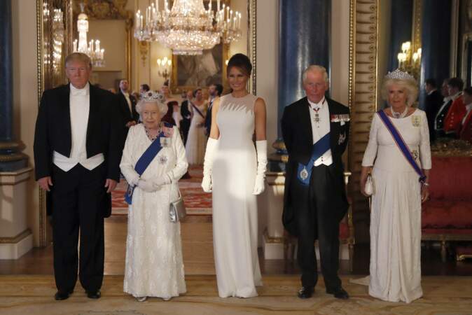 La souveraine avec les Trump et le couple héritier, Charles et Camilla