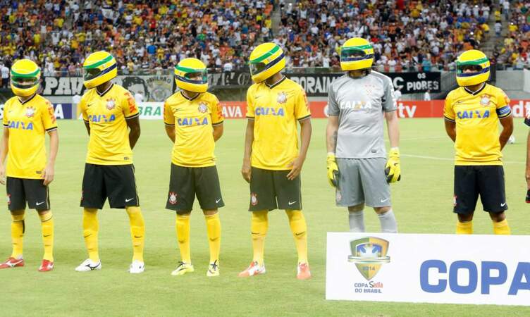 Les Corinthians (Brésil) ont chaussé leurs casques pour rendre hommage au pilote Ayrton Senna, décédé en 1994 