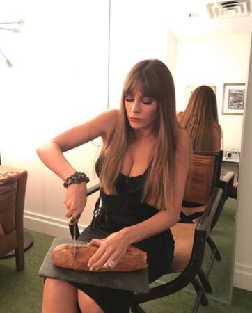 Sofia Vergara... couper du pain