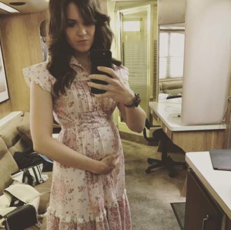 Désolé pour les fans mais Mandy Moore n'est pas enceinte : elle est juste sur le tournage de la série This is us. 