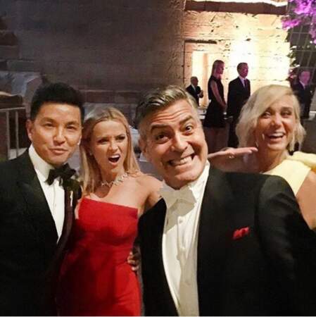 George Clooney a photobomber Reese Witherspoon