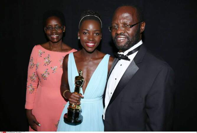 Lupita Nyong'o pose avec sa famille lors de la 86ème cérémonie des Oscars 