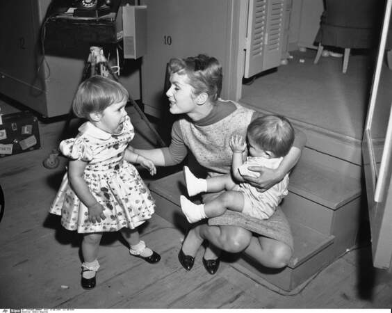 Carrie et son petit frère Todd rendent une visite à leur mère sur un plateau de tournage