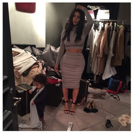 Dis donc, c'est un peu le bordel dans le dressing de Kim Kardashian, non ? 