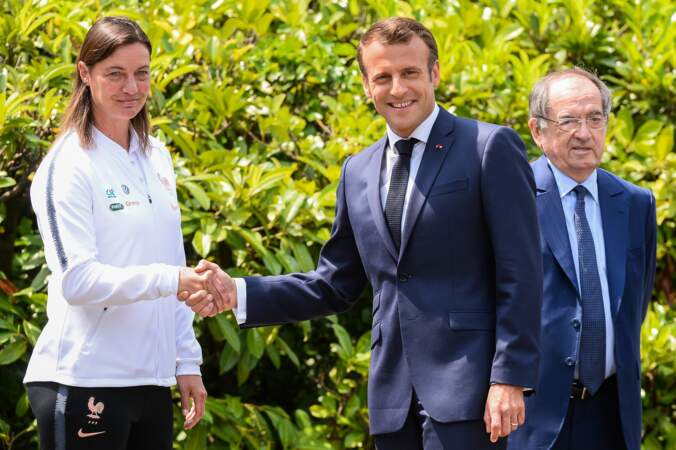 Emmanuel Macron salue la sélectionneure Corinne Diacre