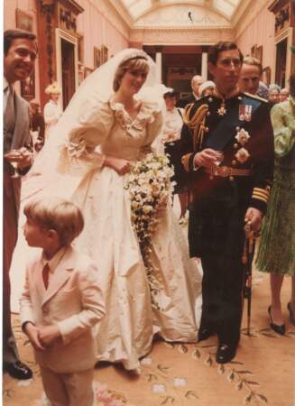Septembre : À Boston, vente aux enchères de photos inédites du mariage de Charles et Diana. On trinque !