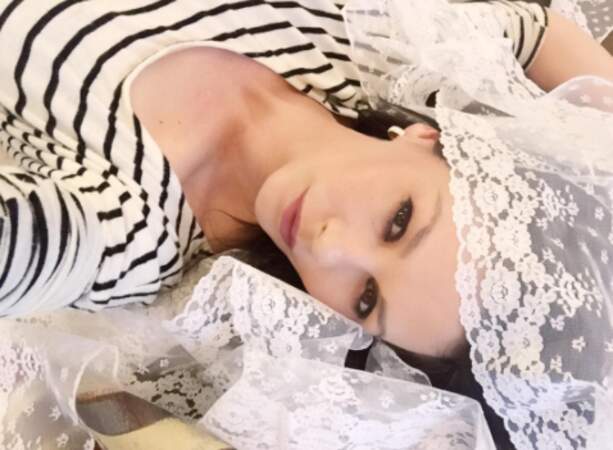 En toute décontraction, Catherine Zeta-Jones a fait un selfie sur un lit de dentelle. 