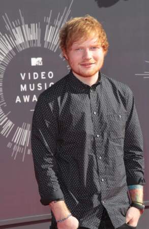 Ed Sheeran, très simple avec sa chemise noire (qui du coup fait ressortir ses tatouages...)