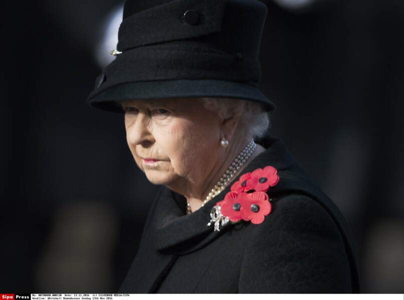Elisabeth II assiste à la commémoration de l'armistice au Cenotaphe à Londres