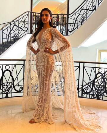 La star de Bollywood Deepika Padukone, magnifique dans sa robe blanche 