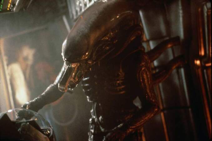 1979, Alien le huitième passager : des humains sont confrontés à un extraterrestre sur une planète déserte...