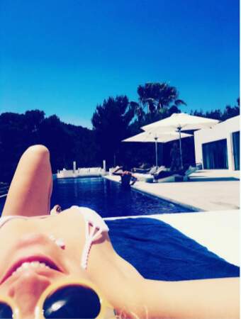 Kate Hudson se fait une après-midi piscine.