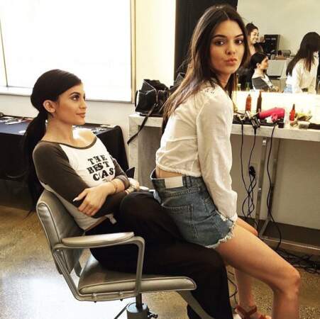 Pas de bol, plus de chaise : Kendall Jenner a dû se servir de sa soeur Kylie chérie comme d'un tabouret.