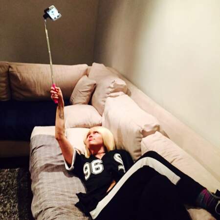 De son côté, Miley Cyrus s'est achetée une perche à selfie.
