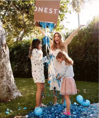 Jessica Alba a officialisé sa 3ème grossesse sur les réseaux sociaux en compagnie de ses 2 filles Honor et Haven.