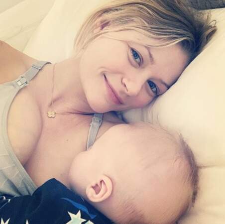 L'actrice Emilie de Ravin était prête à faire la sieste avec son petit Theodore. 