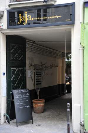 L'entrée du restaurant, rue Sainte-Croix-de-la-Bretonnerie, au cœur du Marais