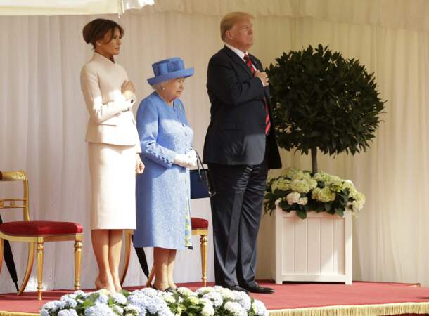 Donald Trump et Melania, la main sur le coeur pour l'hymne américain